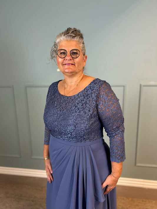 Blå festkjole med lange ærmer 3446