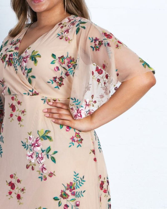 Blush embroderied plus size kjole