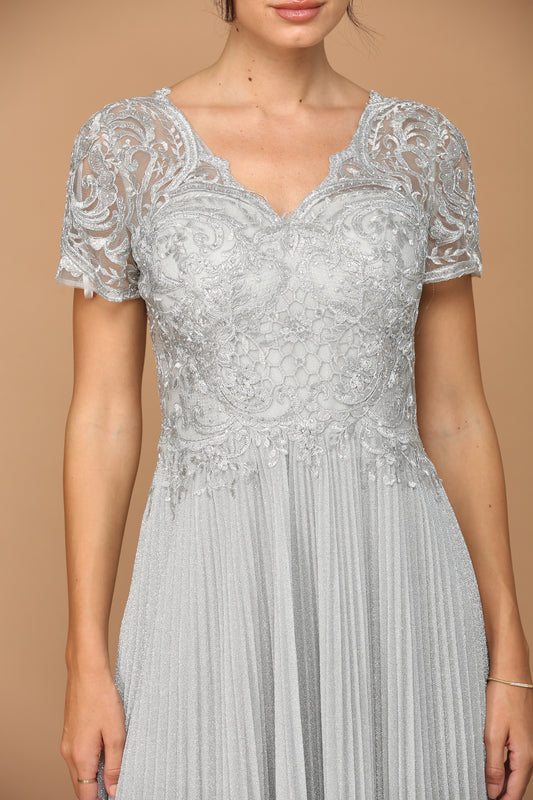 Lys sølvfarvet selskabskjole med korte ærmer 5241