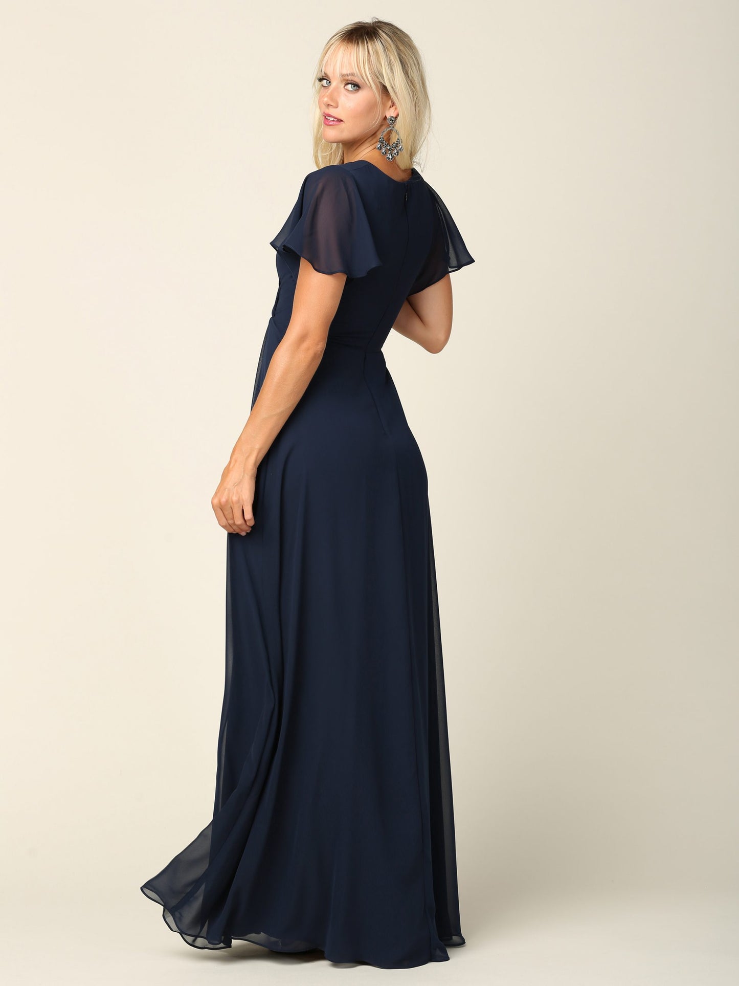 Lang navy festkjole med korte ærmer og slids