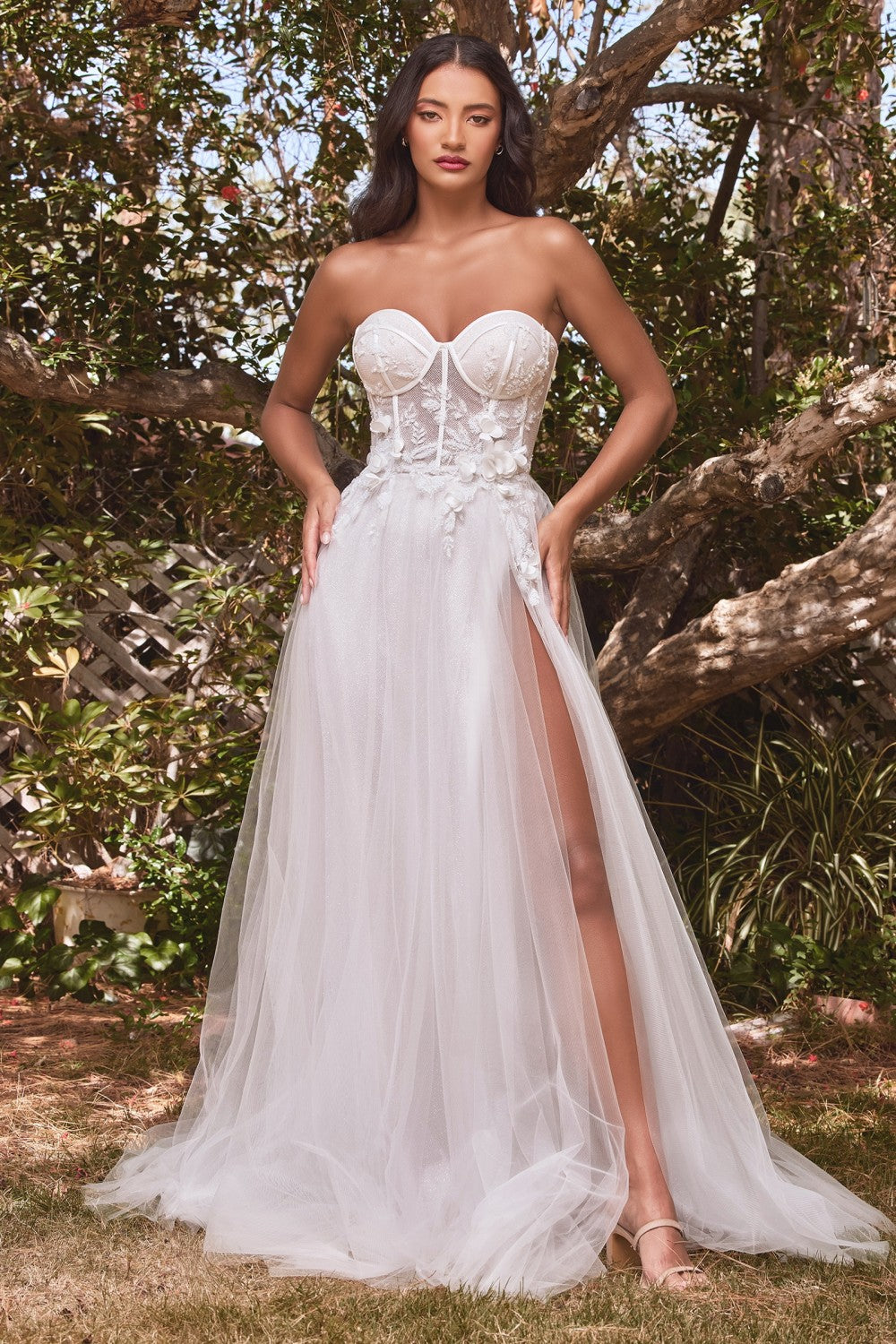 Strapless wedding dress with removable puff sleeves