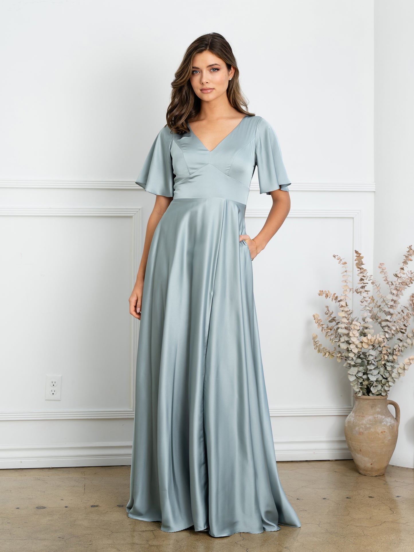 Satin festkjole med korte ærmer 3523