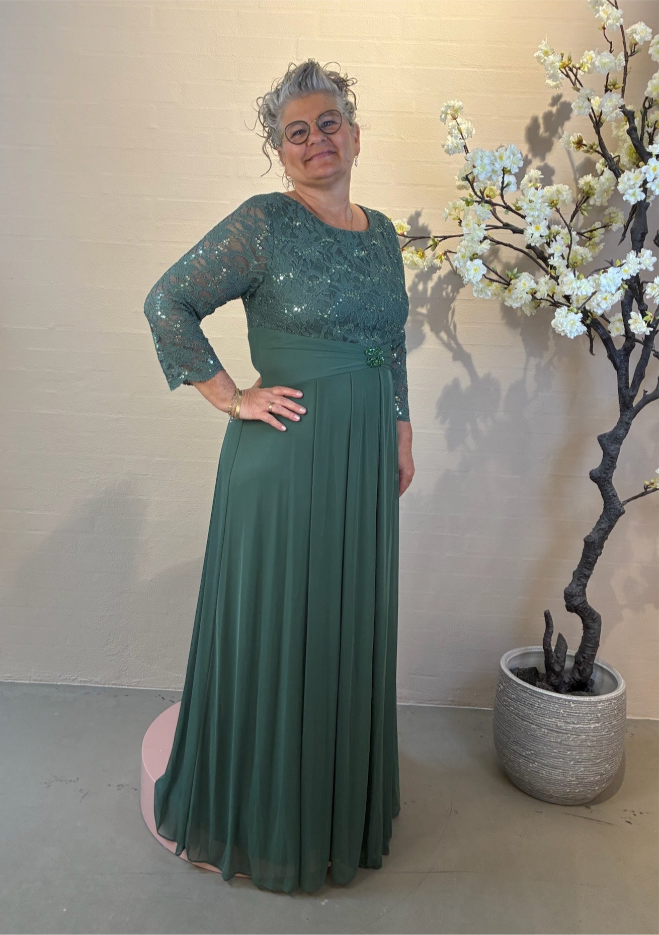 Festkjole med blondeærmer 3533