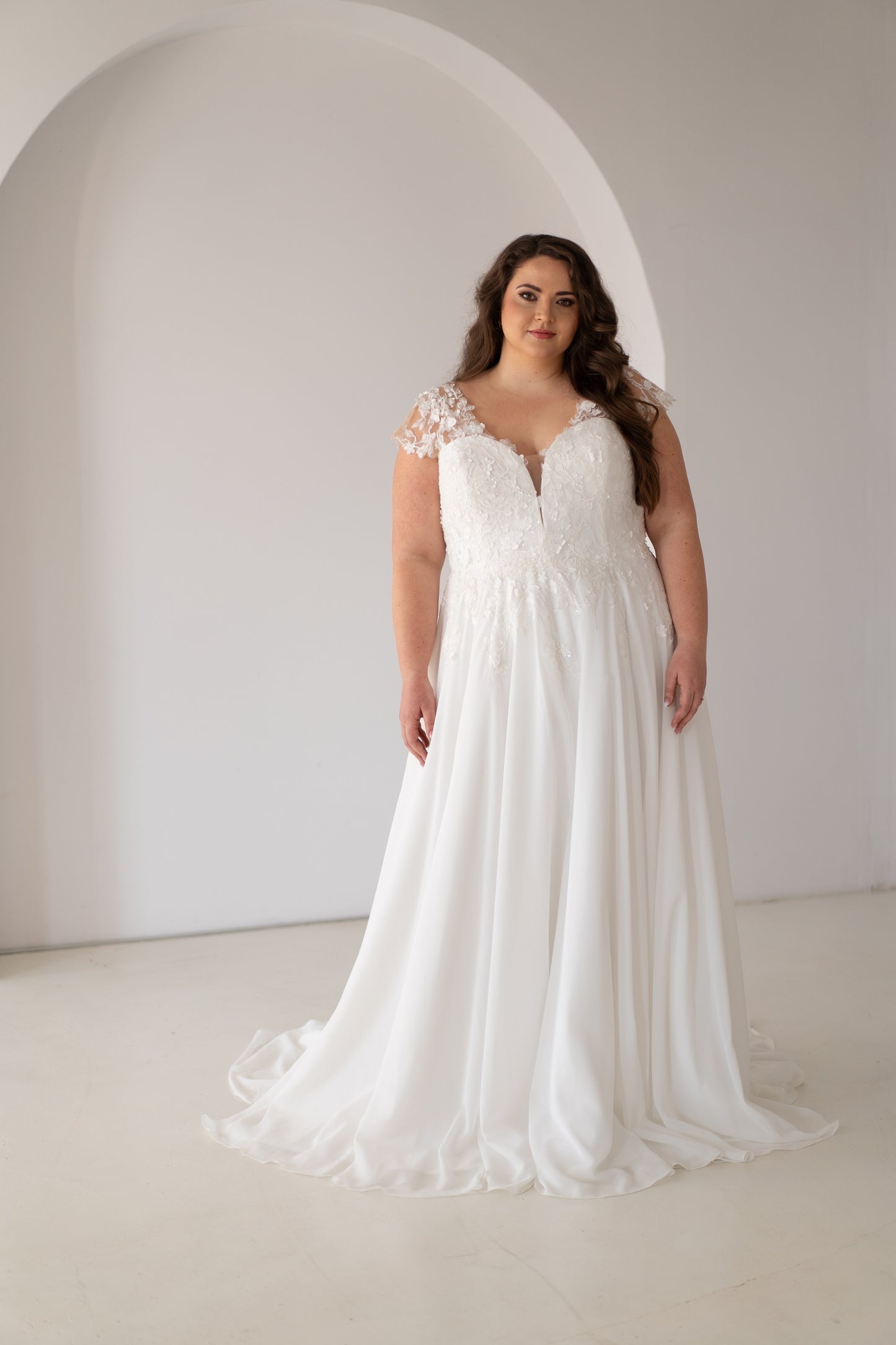 Violet curvu brudekjole