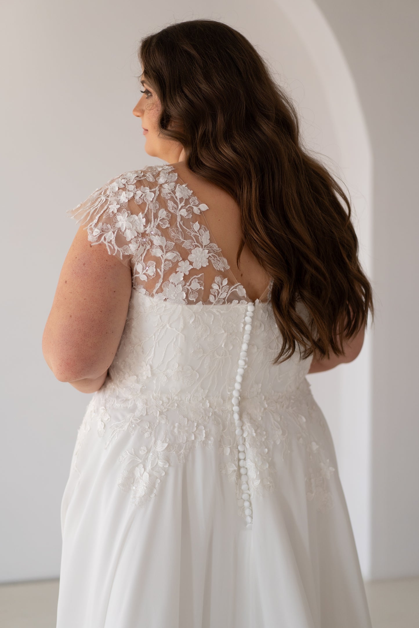 Violet curvu brudekjole