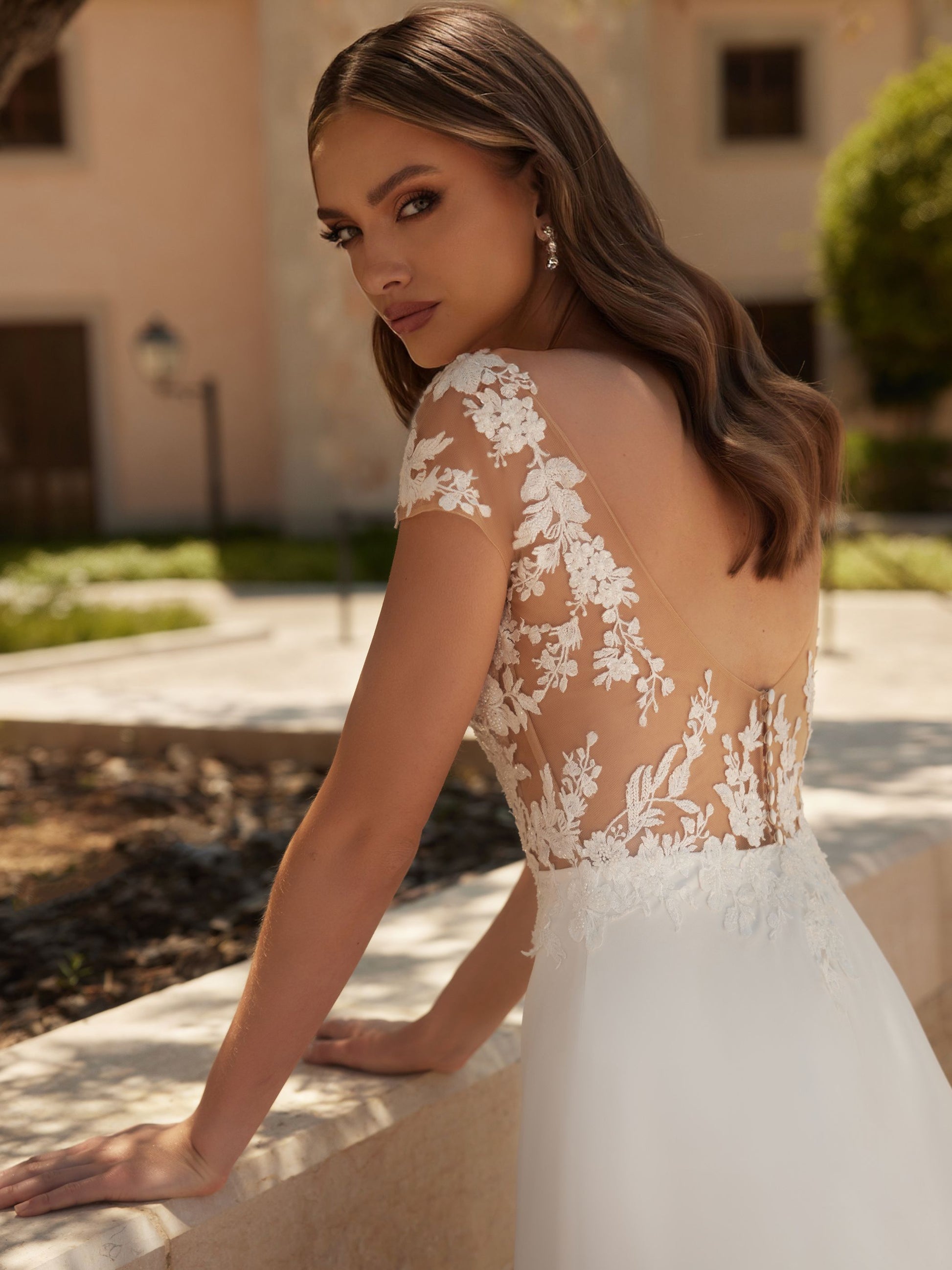 turquoise and brown wedding dress She chose turquoise without hesitationand let it lead. Not as an accent, but as a statement. Worn boldly, echoed thoughtfully, and translated into sugar with the same confidence. When a bride knows