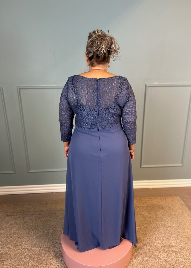 Blå festkjole med lange ærmer 3446