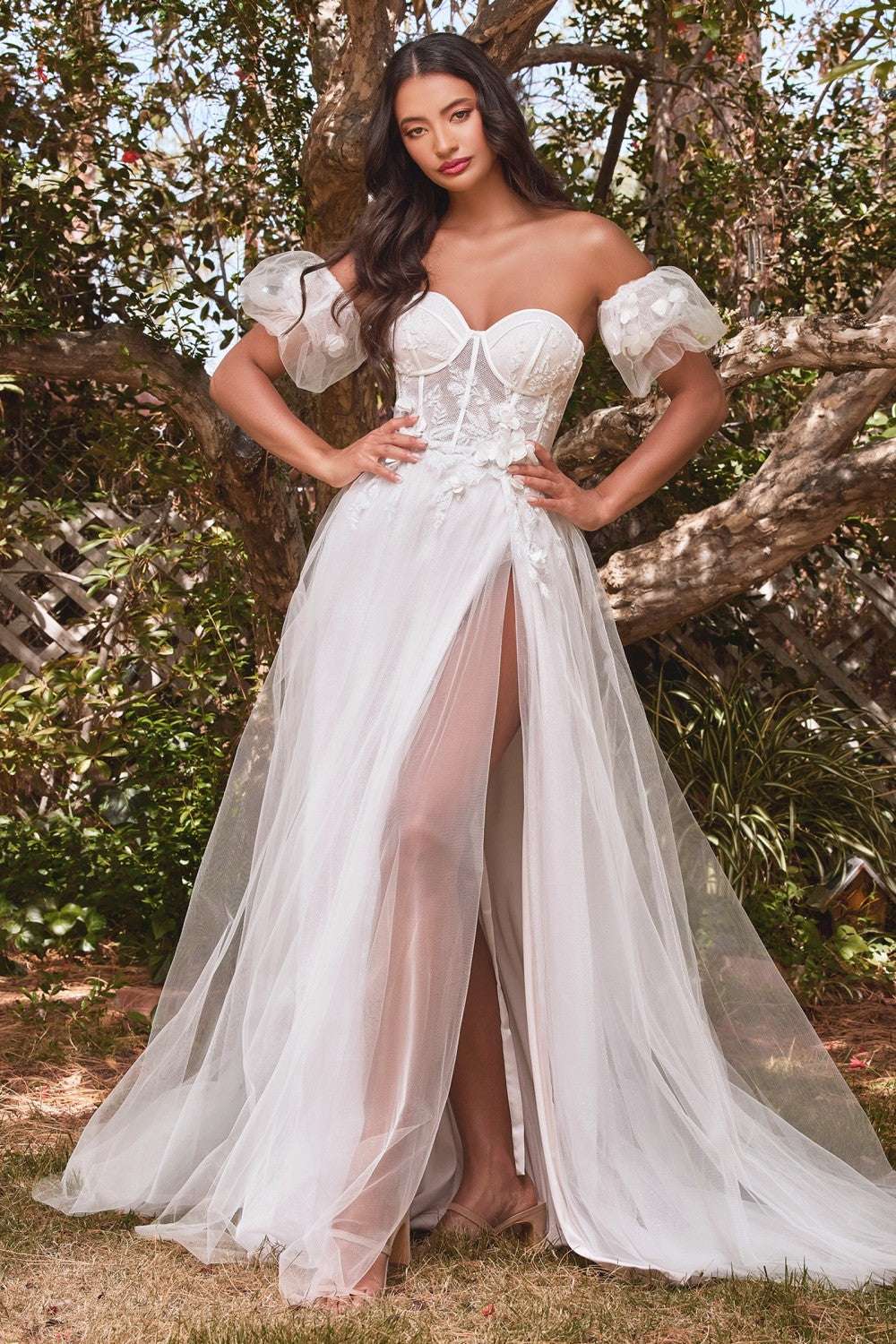 Strapless wedding dress with removable puff sleeves